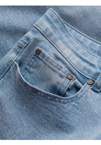 Ombre Clothing - Męskie spodnie jeansowe CARROT FIT z delikatnymi przetarciami – jasnoniebieskie V2. Okazja: na co dzień. Kolor: niebieski. Materiał: jeans. Wzór: aplikacja. Styl: casual #6