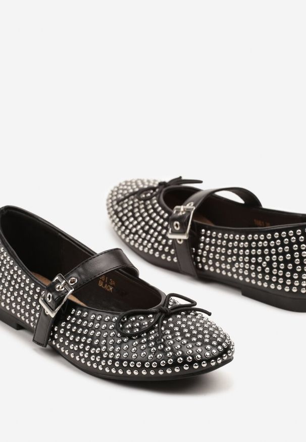 Renee - Czarne Balerinki Mary Jane Ozdobione Kokardą i Cyrkoniami Lurisellia. Okazja: na co dzień. Zapięcie: sprzączka. Kolor: czarny. Materiał: jeans. Wzór: aplikacja. Styl: casual, elegancki, wizytowy