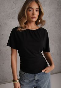 Renee - Czarna Nietoperzowa Bluzka z Wiskozy na Jedno Ramię z Marszczeniem w Talii Ariciane. Okazja: na co dzień. Kolor: czarny. Materiał: wiskoza. Styl: casual #7