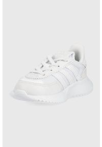 adidas Originals buty dziecięce Retropy kolor biały. Nosek buta: okrągły. Zapięcie: sznurówki. Kolor: biały. Materiał: guma. Wzór: nadruk