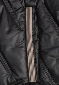 Born2be - Czarna Pikowana Kamizelka z Odpinanym Kapturem Rilanisa. Okazja: na co dzień. Kolor: czarny. Materiał: jeans. Styl: casual, klasyczny, elegancki #5