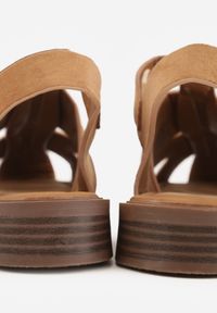 Born2be - Jasnobrązowe Sandały Gladiatorki z Zapięciem na Klamerkę Chisttema. Okazja: na spacer, na co dzień. Kolor: brązowy. Materiał: jeans. Wzór: ażurowy. Obcas: na płaskiej podeszwie. Styl: casual, klasyczny #2