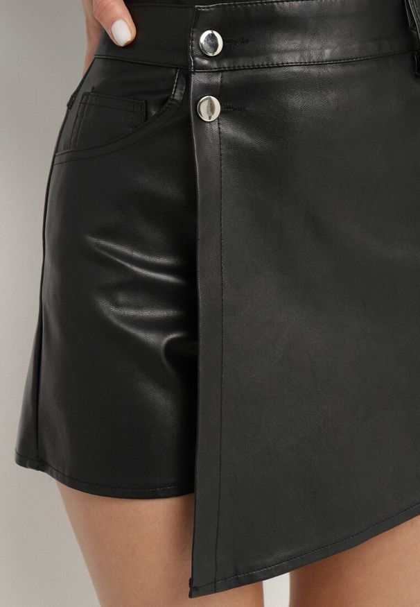 Born2be - Czarne Spódnico-Szorty z Imitacji Skóry Iritte. Okazja: na co dzień. Stan: podwyższony. Kolor: czarny. Materiał: skóra. Długość: krótkie. Styl: casual