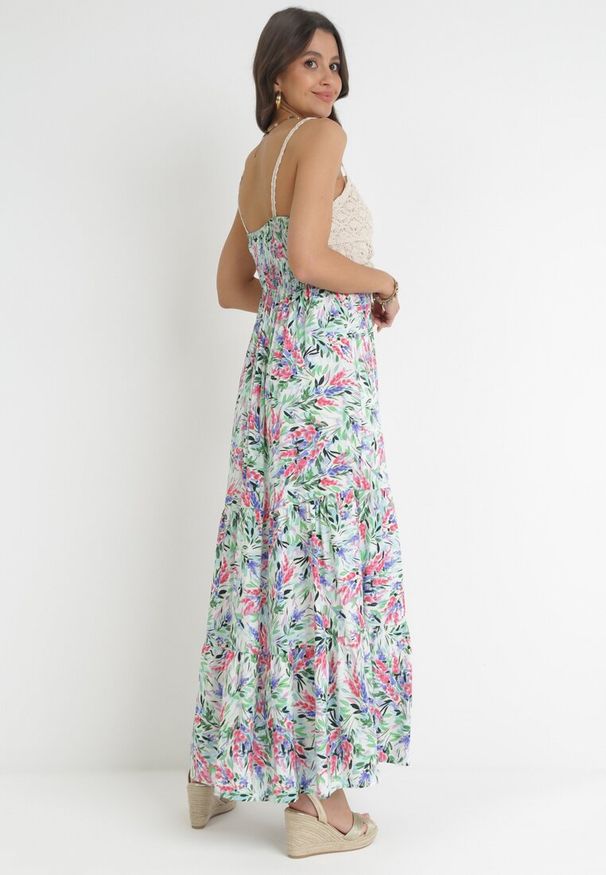 Born2be - Zielona Wiskozowa Sukienka Maxi z Szydełkową Górą i Rozkloszowanym Dołem Eumila. Kolor: zielony. Materiał: wiskoza. Długość rękawa: na ramiączkach. Sezon: wiosna, lato. Typ sukienki: rozkloszowane. Długość: maxi