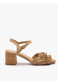 Ryłko - Beżowe sandały na obcasie z kwiatem. Okazja: na co dzień. Nosek buta: okrągły. Zapięcie: sprzączka. Kolor: beżowy. Wzór: kwiaty. Materiał: skóra, welur. Obcas: na obcasie. Styl: casual, street. Wysokość obcasa: średni #1