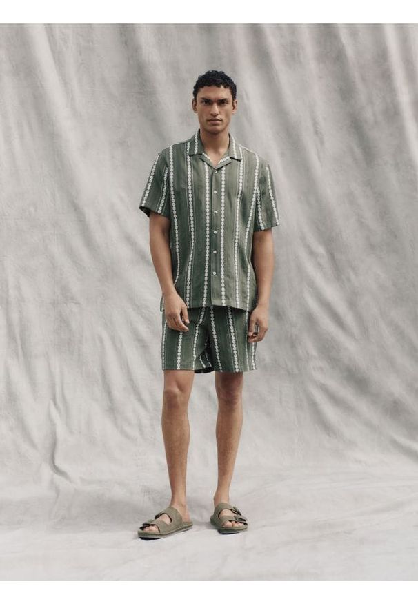 Reserved - Strukturalne szorty regular - ciemnozielony. Kolor: zielony. Materiał: bawełna, tkanina