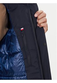 TOMMY HILFIGER - Tommy Hilfiger Płaszcz przejściowy MW0MW41362 Granatowy Regular Fit. Kolor: niebieski. Materiał: syntetyk #7