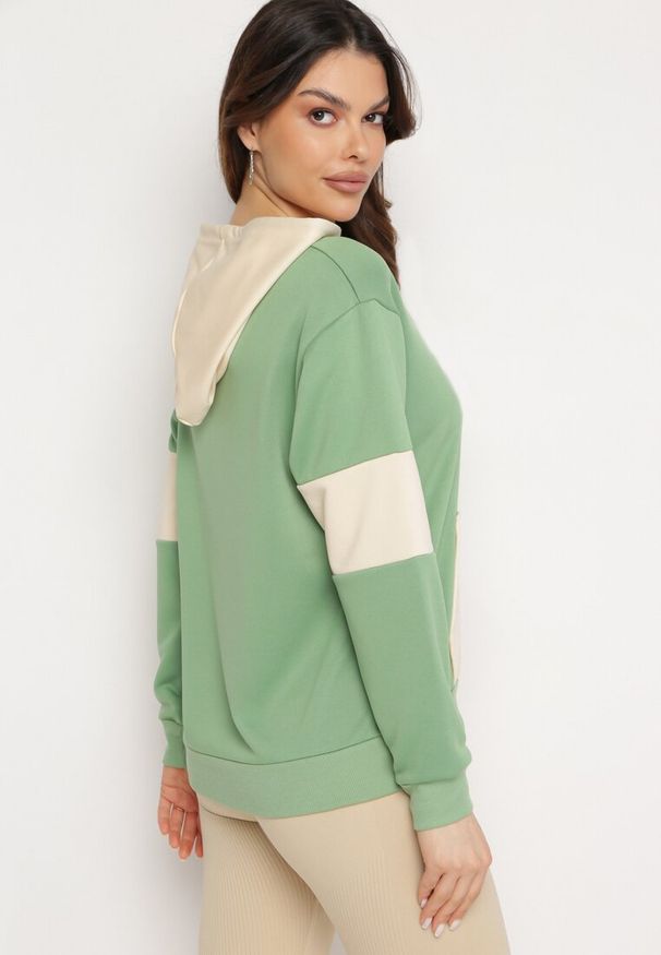 Born2be - Zielona Bluza Oversize z Kapturem i Kontrastowymi Wstawkami Jevina. Okazja: na co dzień. Typ kołnierza: kaptur. Kolor: zielony. Materiał: jeans. Długość rękawa: długi rękaw. Długość: długie. Wzór: aplikacja. Styl: elegancki, casual