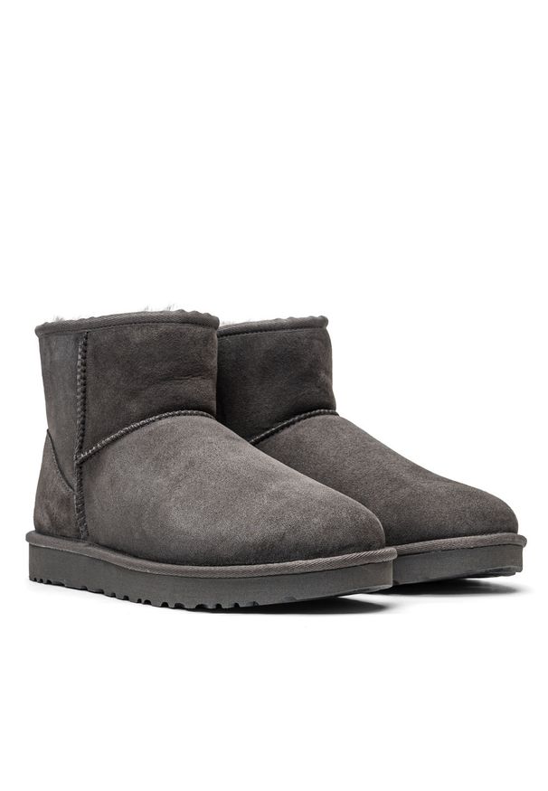 Ugg - UGG W Classic Mini II Buty zimowe damskie. Okazja: na plażę. Kolor: szary. Materiał: materiał. Sezon: zima. Styl: młodzieżowy
