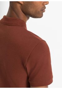bonprix - Koszulka polo z czystej bawełny organicznej piqué. Typ kołnierza: polo. Kolor: brązowy. Materiał: bawełna. Długość rękawa: krótki rękaw. Długość: krótkie #2