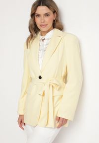 Born2be - Żółta Taliowana Marynarka o Jednorzędowym Kroju z Wiązanym Paskiem Davililsa. Okazja: na co dzień. Kolor: żółty. Materiał: jeans. Styl: casual, elegancki #4