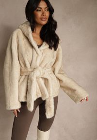 Renee - Beżowa Futerkowa Kurtka z Kapturem i Wiązanym Paskiem Zetele. Typ kołnierza: kaptur. Kolor: beżowy. Materiał: jeans, koronka #4