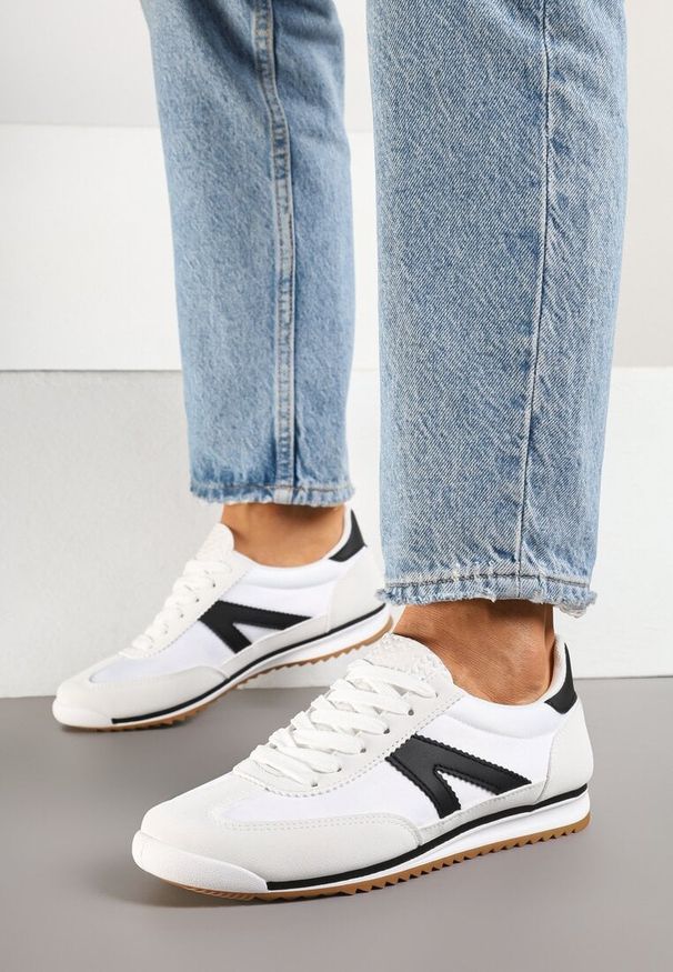 Renee - Białe Sneakersy Klasyczne Tenisówki Zdobione Przeszyciami Bortewi. Zapięcie: sznurówki. Kolor: biały. Materiał: jeans. Wzór: aplikacja