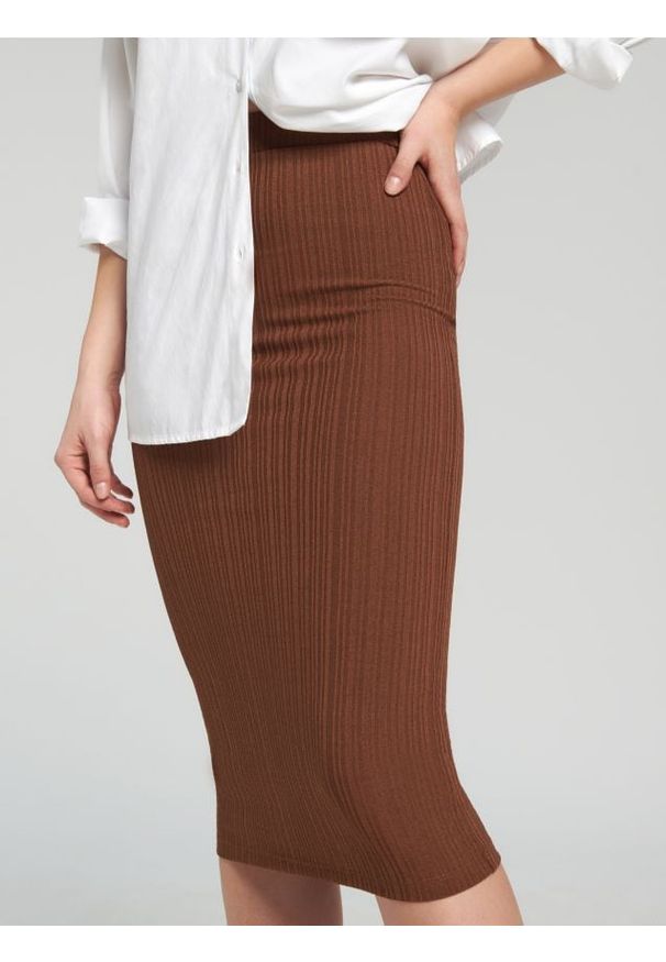 Sinsay - Prążkowana spódnica midi - brązowy. Kolor: brązowy. Materiał: prążkowany