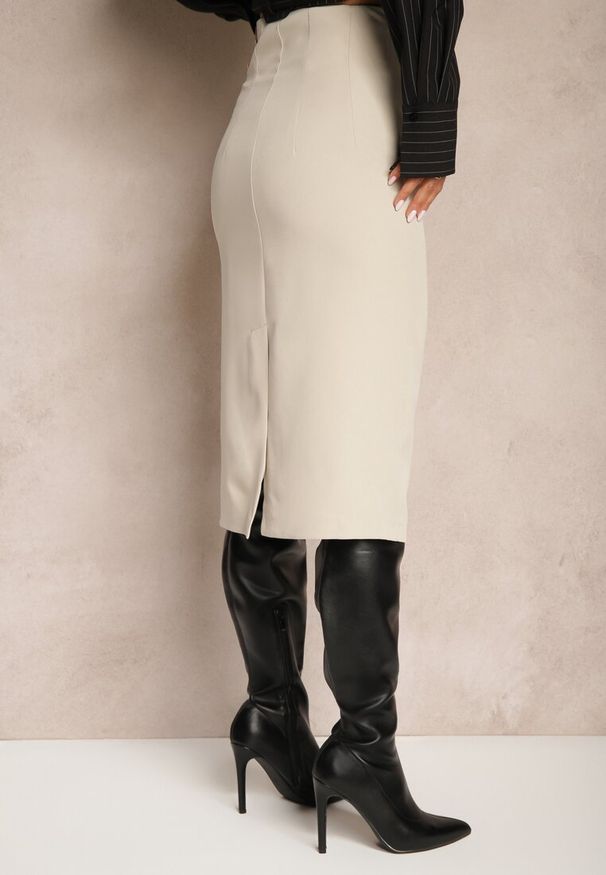 Renee - Beżowa Spódnica o Ołówkowym Kroju High Waist z Rozcięciem z Tyłu Liozia. Okazja: na spotkanie biznesowe. Stan: podwyższony. Kolor: beżowy. Materiał: jedwab. Wzór: gładki. Styl: elegancki, biznesowy