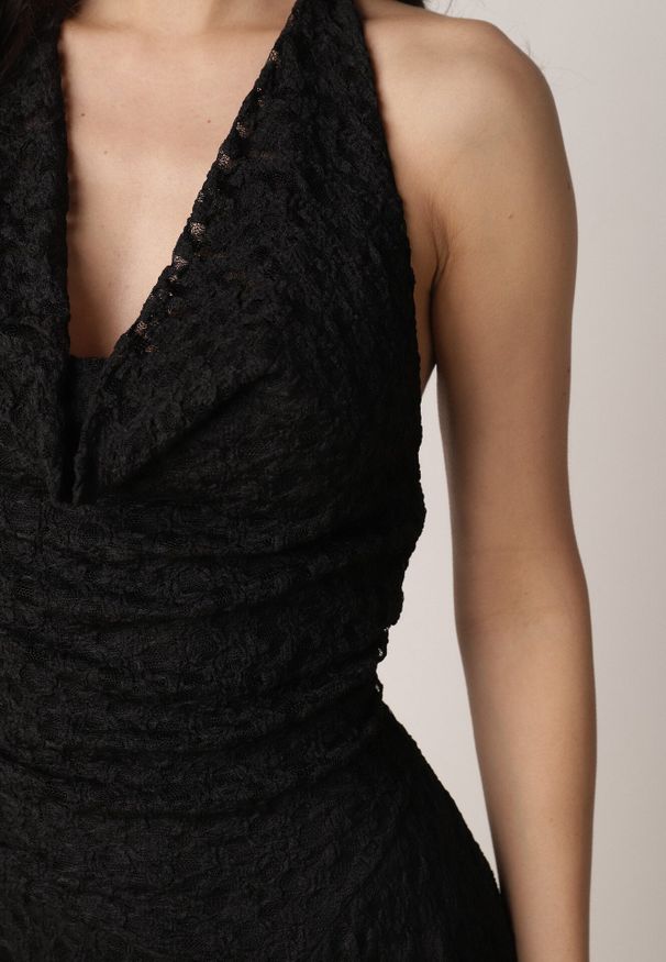 Born2be - Czarna Rozkloszowana Sukienka z Koronki z Wiązaniem i Odkrytymi Plecami Bernisa. Okazja: na randkę. Kolor: czarny. Materiał: koronka. Wzór: koronka