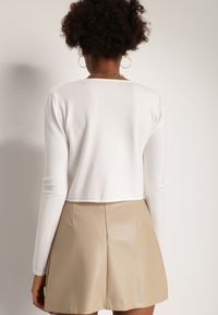 Renee - Biały Sweter Serrulla. Kolor: biały. Materiał: wiskoza. Długość rękawa: długi rękaw. Długość: krótkie. Wzór: gładki. Styl: klasyczny #4