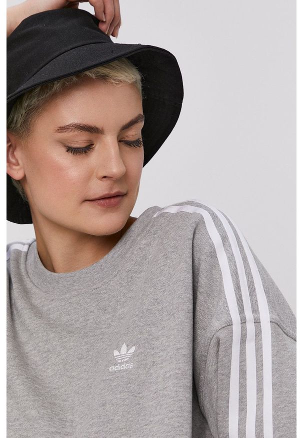 adidas Originals - Bluza bawełniana. Okazja: na co dzień. Kolor: szary. Materiał: bawełna. Długość rękawa: długi rękaw. Długość: długie. Wzór: aplikacja. Styl: casual