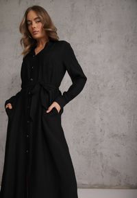 Renee - Czarna Sukienka z Wiskozą o Koszulowym Kroju z Wiązanym Paskiem Rissanni. Kolor: czarny. Materiał: wiskoza. Typ sukienki: koszulowe. Styl: elegancki, klasyczny #1