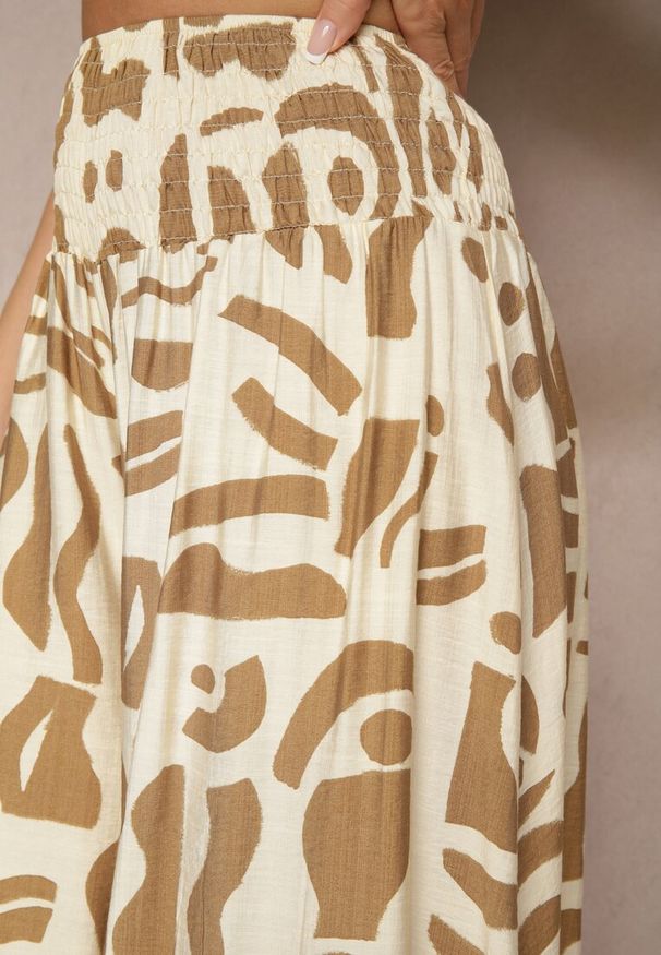 Renee - Beżowe Szerokie Spodnie Culottes z Gumką Zdobione Geometrycznym Printem Sartebia. Okazja: na co dzień. Kolor: beżowy. Wzór: aplikacja, geometria, nadruk. Styl: elegancki, casual