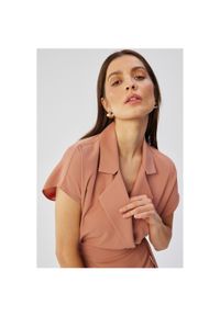 Stylove - Elegancka sukienka z kołnierzem różana. Okazja: na co dzień, na spotkanie biznesowe, na randkę. Kolor: różowy. Materiał: guma, tkanina, elastan. Wzór: kolorowy. Typ sukienki: kopertowe, proste, dopasowane. Styl: elegancki. Długość: midi