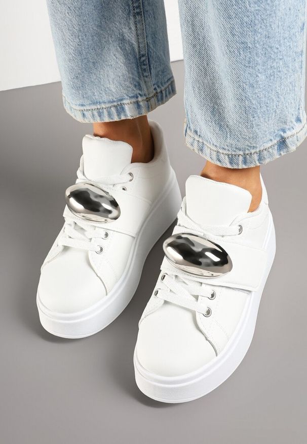 Renee - Białe Sneakersyn na Platformie z Metaliczną Aplikacją Welveria. Okazja: na co dzień, na imprezę. Kolor: biały. Materiał: jeans. Wzór: aplikacja. Sezon: lato. Obcas: na platformie