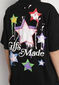 Born2be - Czarny T-shirt z Bawełną Ozdobiony Gwiazdami Karretia. Okazja: na co dzień. Kolor: czarny. Materiał: bawełna. Wzór: aplikacja. Styl: elegancki, casual #7
