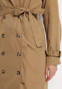 Born2be - Jasnobrązowy Długi Płaszcz Trencz Dwurzędowy z Paskiem w Talii Cadenite. Typ kołnierza: kolnierz wykładany. Kolor: brązowy. Długość: długie #7