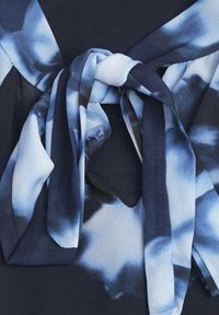 Renee - Granatowa Sukienka o Pudełkowym Kroju w Kwiatowy Wzór Ozdobiona Paskiem Acexia. Okazja: do pracy, na co dzień, na spotkanie biznesowe. Kolor: niebieski. Materiał: skóra. Wzór: aplikacja, kwiaty. Styl: biznesowy, klasyczny, casual #5