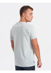 Ombre Clothing - T-shirt męski bawełniany z kieszonką - jasnoszary V10 OM-TSPT-0154 - XXL. Kolor: szary. Materiał: bawełna. Wzór: aplikacja, nadruk