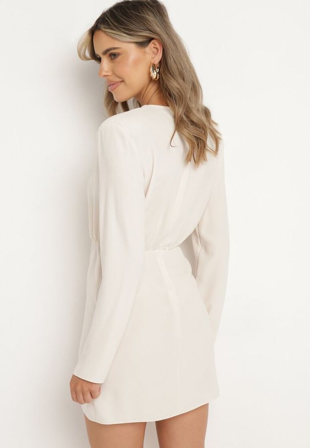 Born2be - Jasnobeżowa Dopasowana Sukienka z Gumką w Pasie Zapinana na Guziki Dimma. Okazja: na co dzień. Kolor: beżowy. Długość rękawa: długi rękaw. Styl: casual, wizytowy