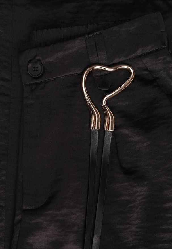 Born2be - Czarne Szerokie Spodnie z Wysokim Stanem z Domieszką Bawełny i Geometryczną Klamrą Syliteia. Okazja: na co dzień. Stan: podwyższony. Kolor: czarny. Materiał: bawełna. Wzór: geometria. Styl: casual