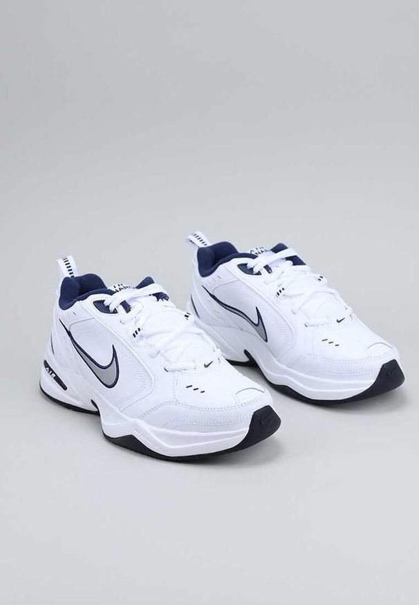 Buty do chodzenia męskie Nike Air Monarch IV. Zapięcie: sznurówki. Kolor: biały, wielokolorowy, niebieski. Materiał: tkanina, materiał, skóra, syntetyk. Szerokość cholewki: normalna. Sport: turystyka piesza