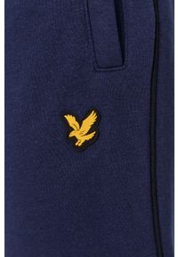 Lyle & Scott Spodnie męskie kolor granatowy z aplikacją. Kolor: niebieski. Materiał: bawełna, poliester, dzianina. Wzór: aplikacja #2