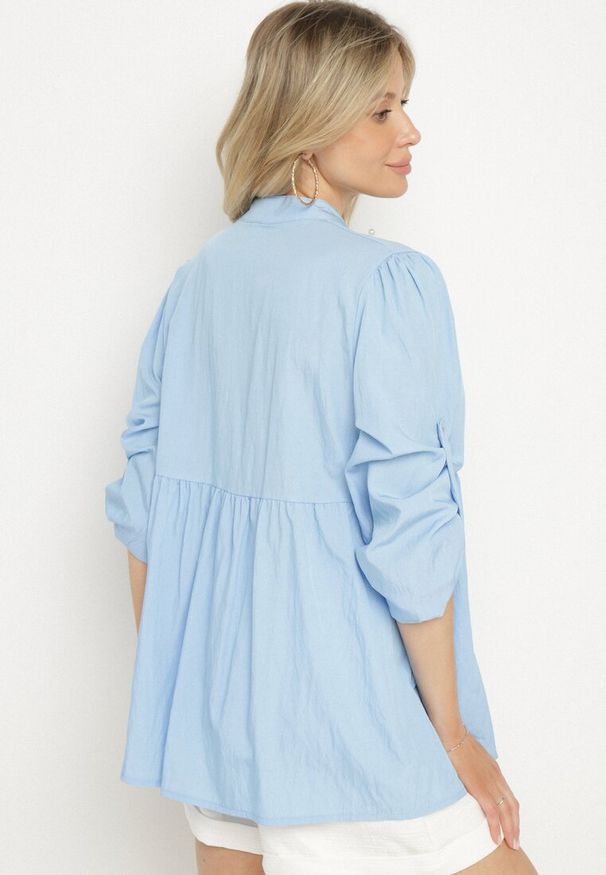 Born2be - Jasnoniebieska Koszula z Wiskozą Ozdobiona Perełkami Tanavitia. Okazja: na co dzień. Typ kołnierza: kołnierzyk klasyczny. Kolor: niebieski. Materiał: wiskoza. Długość rękawa: długi rękaw. Długość: długie. Wzór: aplikacja. Styl: klasyczny, casual, elegancki