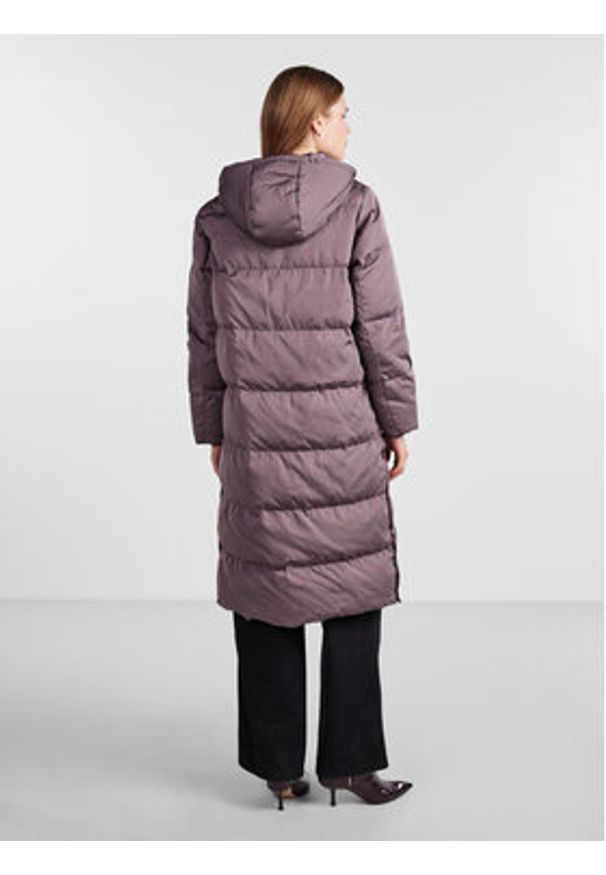 YAS Kurtka puchowa 26023635 Fioletowy Regular Fit. Kolor: fioletowy. Materiał: syntetyk