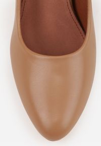 Born2be - Ciemnobeżowe Czółenka Vices na Klockowym Obcasie z Wkładką ze Skóry Naturalnej Essenia. Okazja: na randkę. Kolor: beżowy. Materiał: skóra. Obcas: na obcasie. Wysokość obcasa: średni #8