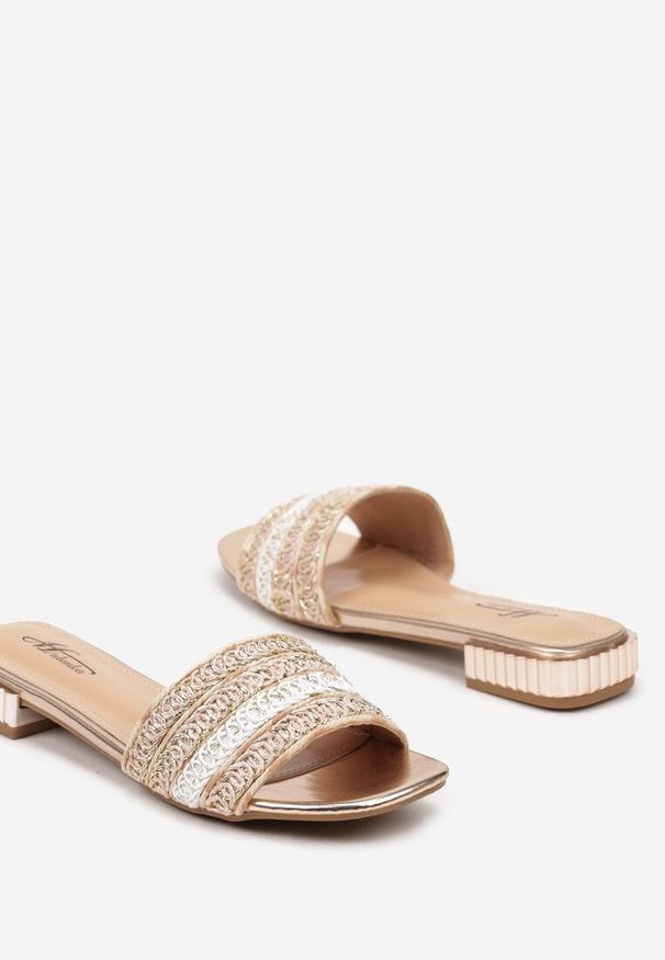 Renee - Szampańskie Klapki w Eleganckim Stylu z Metalicznymi Zdobieniami Zeonela. Okazja: na co dzień. Kolor: złoty. Materiał: jeans. Wzór: aplikacja. Obcas: na obcasie. Styl: elegancki. Wysokość obcasa: niski