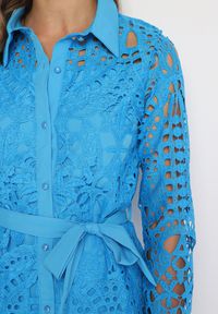 Born2be - Niebieska Ażurowa Sukienka Koszulowa Mini z Wiązanym Paskiem Jolira. Kolor: niebieski. Materiał: tkanina, materiał. Wzór: ażurowy. Typ sukienki: koszulowe. Długość: mini #6