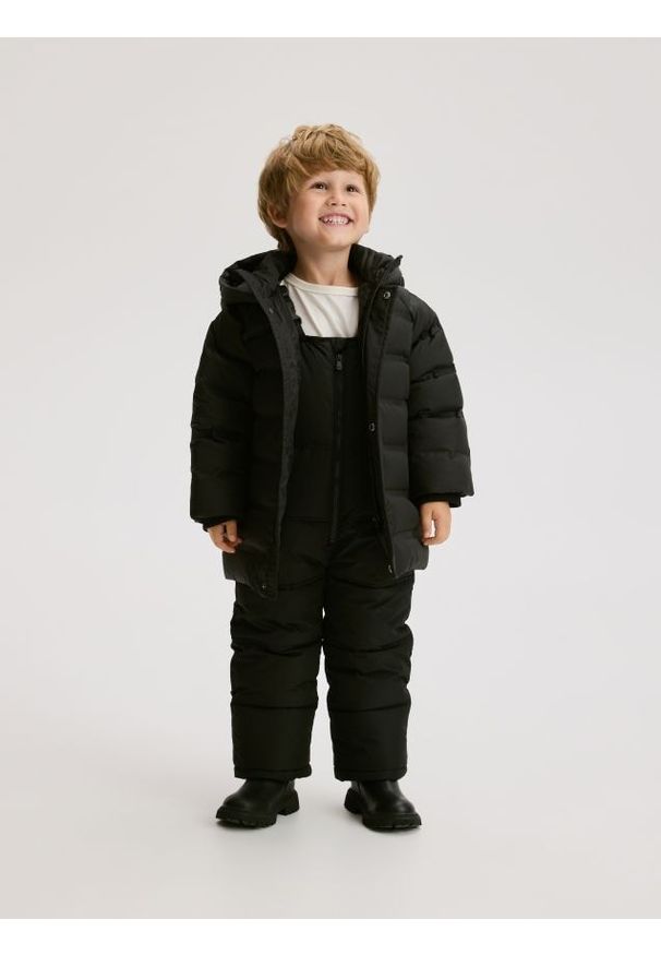 Reserved - Ogrodniczki z ociepleniem - czarny. Kolor: czarny. Materiał: tkanina