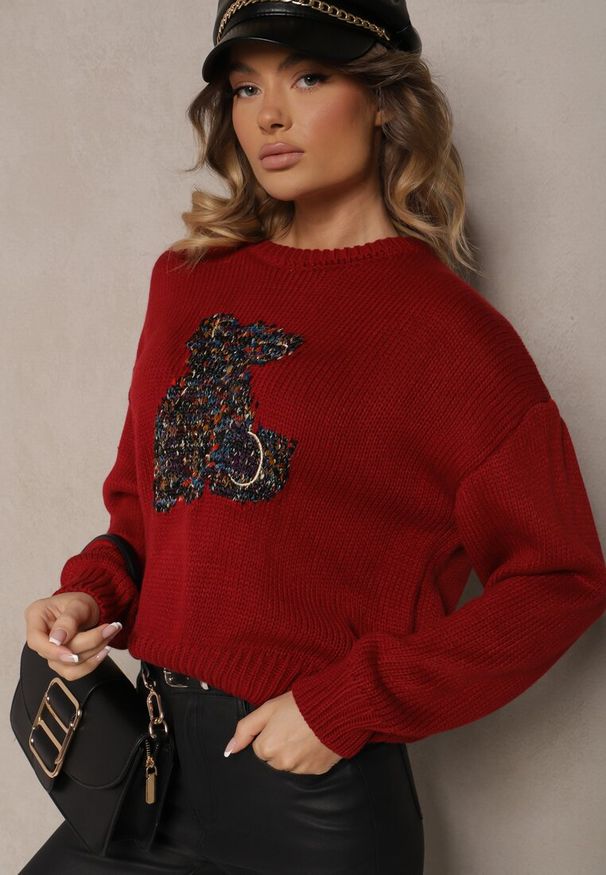 Renee - Bordowy Wiskozowy Sweter z Cekinami i Motywem Misia Nyrimi. Okazja: na co dzień. Kolor: czerwony. Materiał: wiskoza. Długość rękawa: długi rękaw. Długość: długie. Styl: casual
