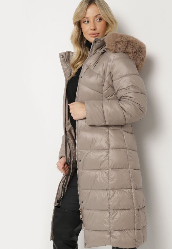 Born2be - Beżowa Pikowana Kurtka o Długim Kroju z Odpinanym Kapturem z Futerkiem i Paskiem oleti. Okazja: na co dzień, na spacer. Kolor: beżowy. Materiał: futro. Długość: długie. Sezon: zima. Styl: casual, klasyczny, elegancki