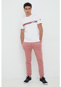 Guess spodnie dresowe kolor różowy melanżowe. Kolor: różowy. Materiał: dresówka. Wzór: melanż #2