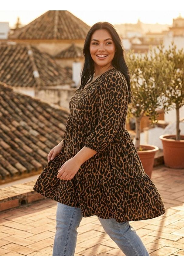 Sinsay - Sukienka we wzór w panterkę Plus Size - wielobarwny. Kolekcja: plus size. Wzór: motyw zwierzęcy. Typ sukienki: dla puszystych