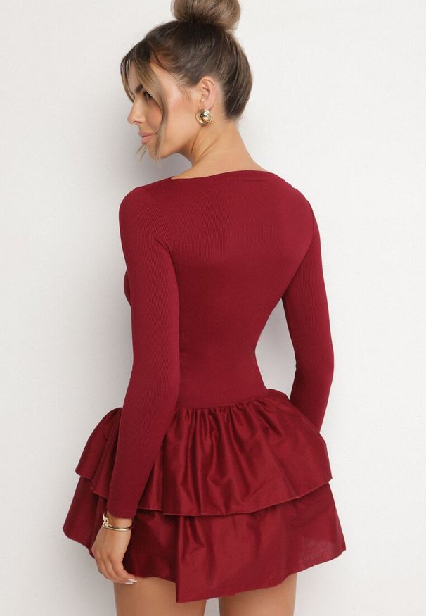 Born2be - Bordowa Rozkloszowana Sukienka z Długim Rękawem i Falbanką Reonaria. Okazja: na co dzień. Kolor: czerwony. Długość rękawa: długi rękaw. Styl: casual, elegancki