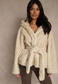 Renee - Beżowa Futerkowa Kurtka z Kapturem i Wiązanym Paskiem Zetele. Typ kołnierza: kaptur. Kolor: beżowy. Materiał: koronka, jeans #1