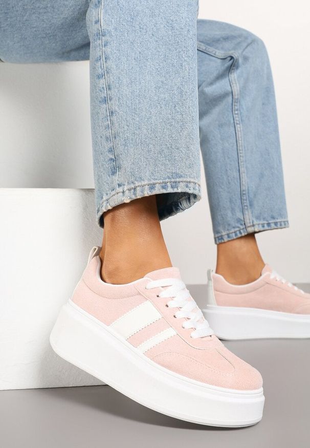 Born2be - Różowe Sneakersy Kultowe Tenisówki na Platformie z Koturnem Elisara. Nosek buta: okrągły. Zapięcie: sznurówki. Kolor: różowy. Materiał: materiał. Obcas: na koturnie. Wysokość obcasa: niski