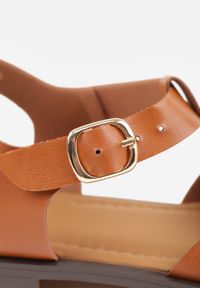 Renee - Brązowe Sandały VICES z Zakrytym Noskiem Przeplatanymi Paskami i Aplikacją Coradia. Okazja: na co dzień. Zapięcie: pasek. Kolor: brązowy. Wzór: aplikacja. Sezon: lato. Styl: wakacyjny, casual, elegancki #8