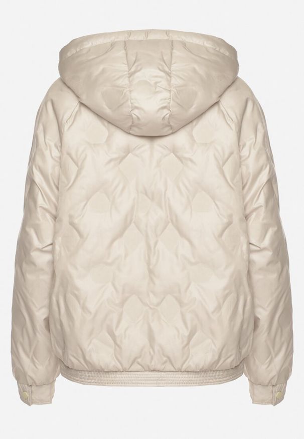 Born2be - Beżowa Kurtka Pikowana w Stylu Cargo o Krótszym Fasonie z Kapturem Varedia. Okazja: na co dzień. Typ kołnierza: kaptur. Kolor: beżowy. Materiał: jeans. Długość rękawa: długi rękaw. Długość: krótkie. Wzór: moro. Styl: elegancki, militarny, casual, klasyczny