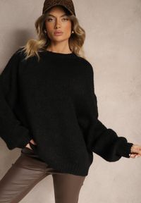 Renee - Czarny Klasyczny Sweter z Wełną i Wiskozą o Luźnym Kroju Omethea. Okazja: na co dzień, na spacer. Kolor: czarny. Materiał: wełna, wiskoza. Długość rękawa: długi rękaw. Długość: długie. Styl: klasyczny